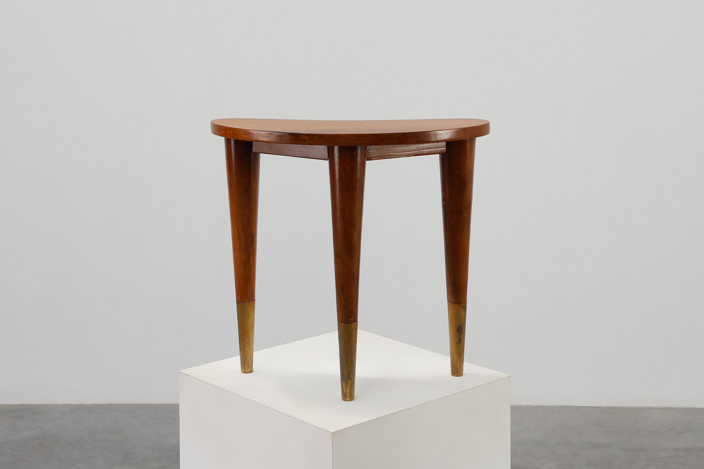 Small table in wood and brass stamped “Italia” in the manner of Gio Ponti, Italy 1950sthumbnail